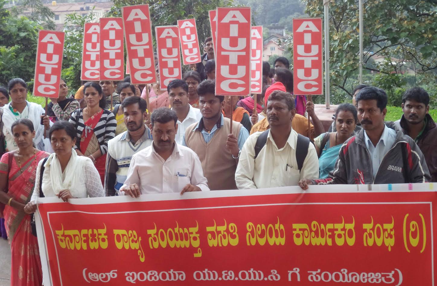 ಹುದ್ದೆ ಖಾಯಂಗೆ ಆಗ್ರಹಿಸಿ ವಸತಿ ನಿಲಯ ಕಾರ್ಮಿಕರ ಪ್ರತಿಭಟನೆ